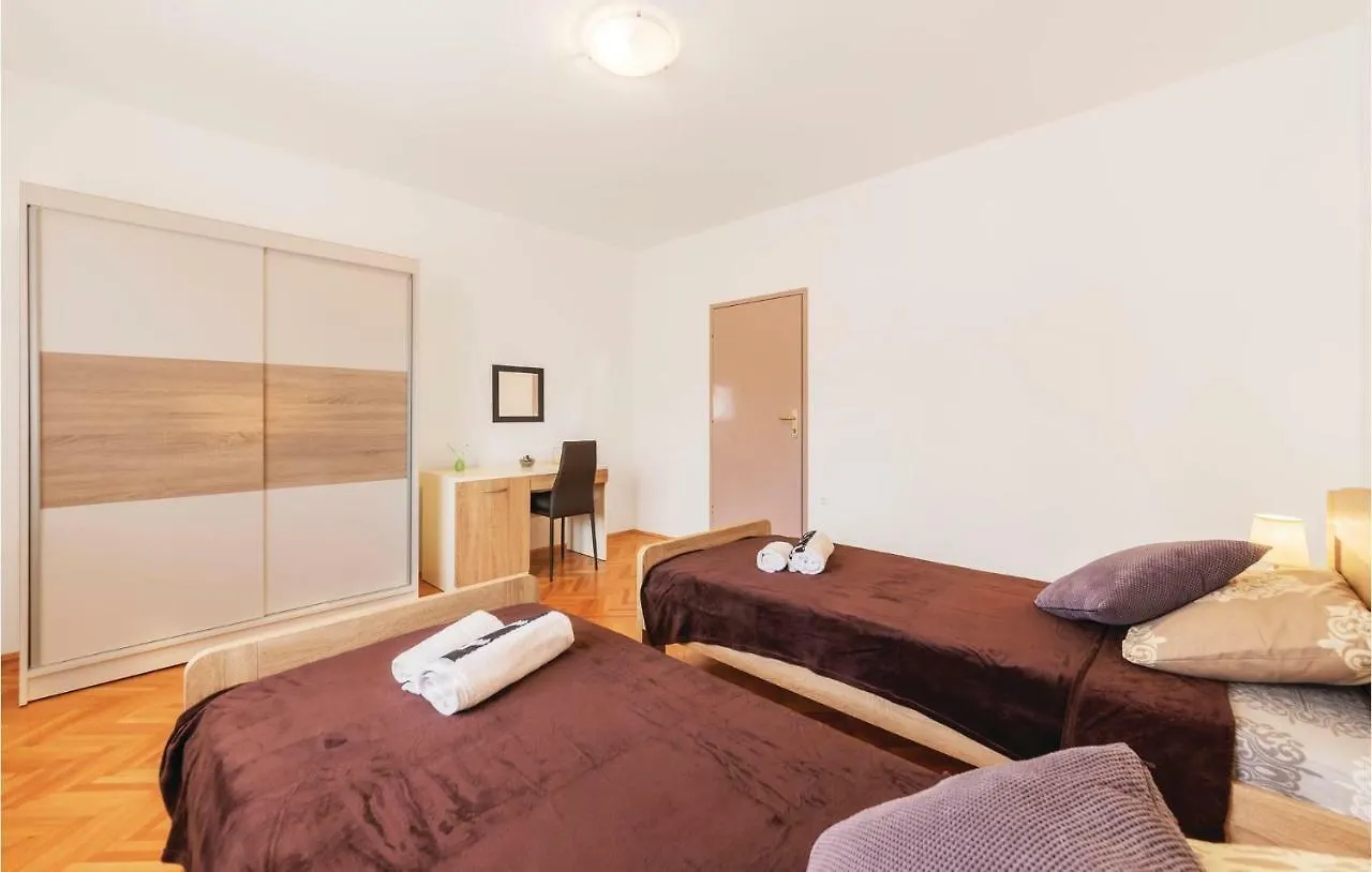 2 Bedroom Gorgeous Apartment In Liznjan