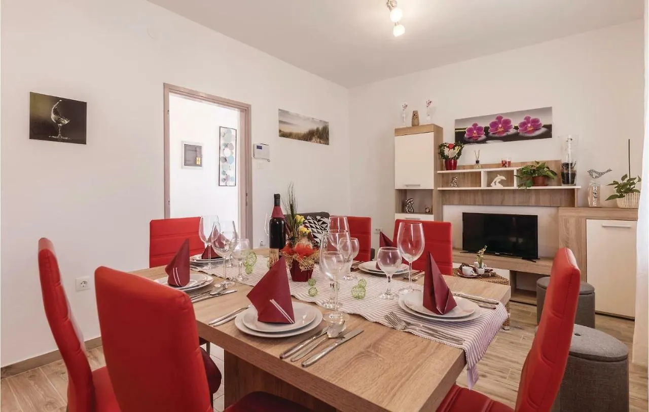 2 Bedroom Gorgeous Apartment In Liznjan