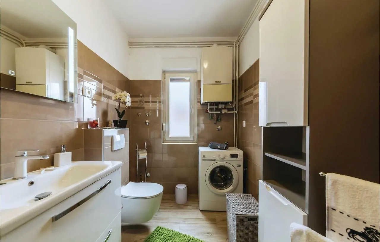 2 Bedroom Gorgeous Apartment In Liznjan