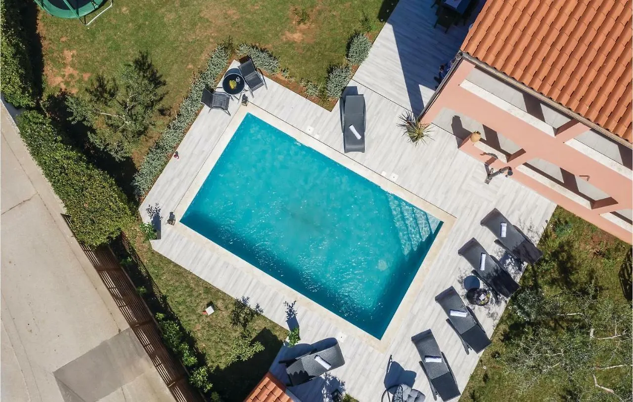 2 Bedroom Gorgeous Apartment In Liznjan 0*,